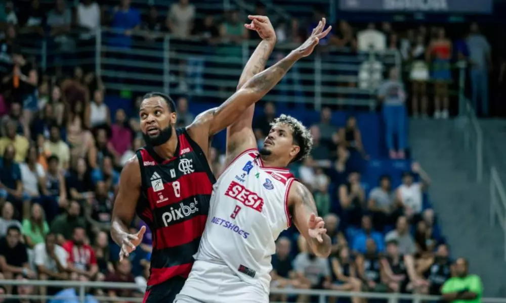 Maique, do Flamengo, e Lucas Dias, do Sesi Franca, disputam bola nas finais do NBB 2023/2024