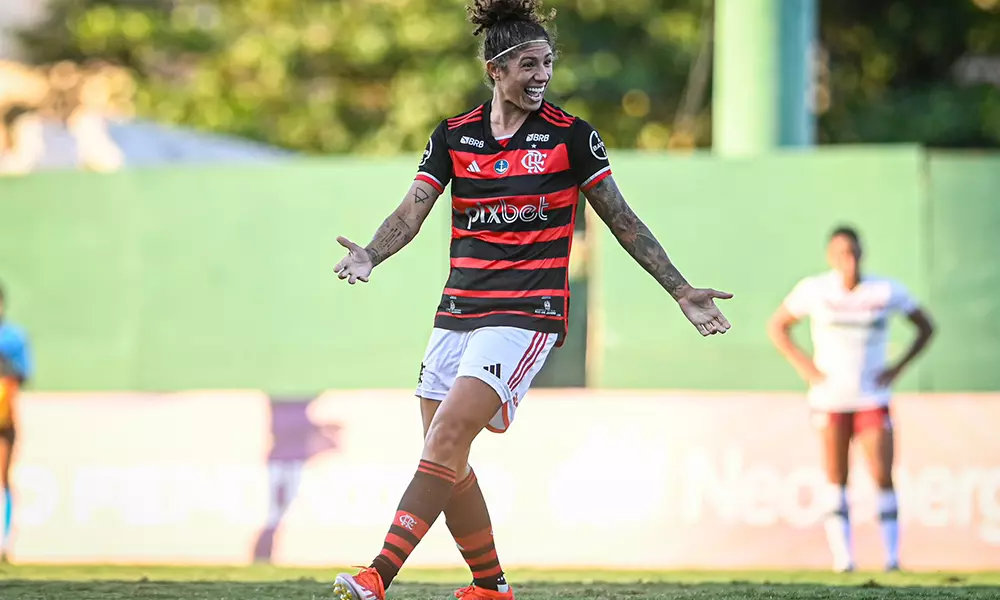 Na imagem, Cristiane comemorando um de seus gols para o Flamengo