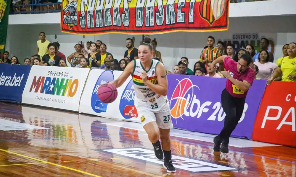 A atleta Gabi Guimarães, do Ituano, avançando rumo a cesta em um jogo da LBF.