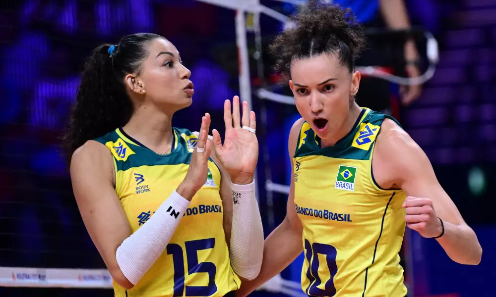 Gabi e Carol comemoram ponto durante partida contra o Japão na VNL