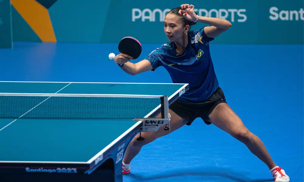 Giulia Takahashi em ação no Saudi Smash de tênis de mesa; Eric Jouti também perdeu