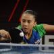 Giulia Takahashi com a raquete na mão rebatendo bolinha no Grand Smash da Arábia Saudita de tênis de mesa