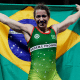 Giullia Penalber con a bandeira do Brasil após vencer o Pré-Olímpico e se garantir em Paris-2024