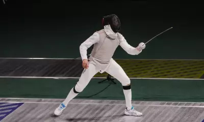 Guilherme Toldo em ação durante duelo na Copa do Mundo de Hong Kong de florete, paris-2024, esgrima Etapa de Túnis da Copa do Mundo de florete