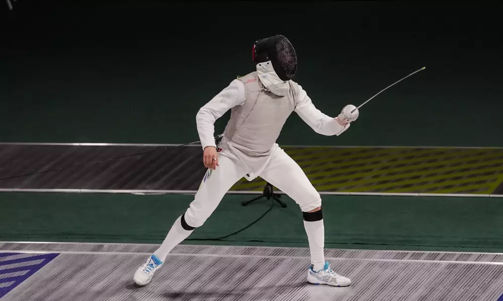 Guilherme Toldo em ação durante duelo na Copa do Mundo de Hong Kong de florete, paris-2024, esgrima Etapa de Túnis da Copa do Mundo de florete
