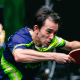 Hugo Calderano em movimento de backhand no Saudi Smash de tênis de mesa contra Dang Qiu