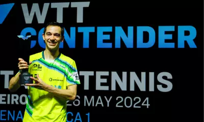 Hugo Calderano com o troféu do WTT Contender do Rio de Janeiro