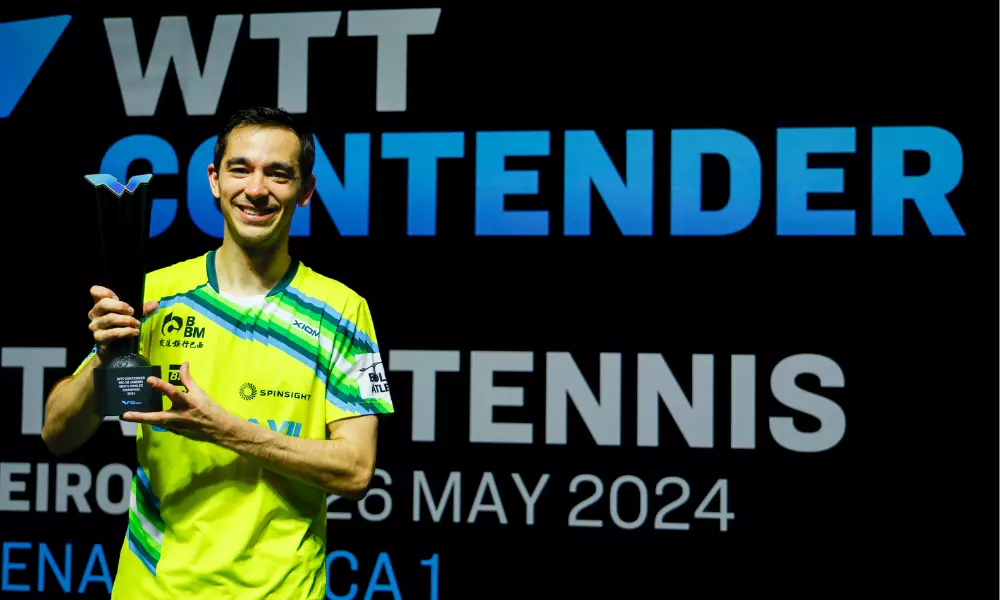 Hugo Calderano com o troféu do WTT Contender do Rio de Janeiro