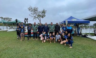 Atletas reuniundo posando em frente o local das provas de K1, K2 e C1