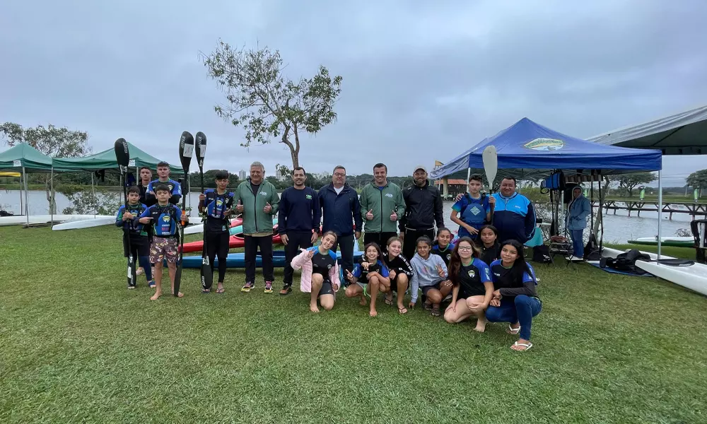 Atletas reuniundo posando em frente o local das provas de K1, K2 e C1