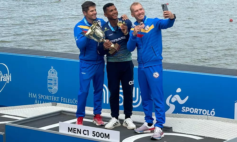 Na imagem, Isaquias Queiroz no pódio, junto com os dois atletas da Moldávia.