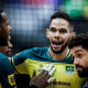 Judson, Cachopa e Leal se abraçam em partida do Brasil contra a Sérvia na VNL