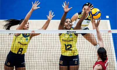 Julia Kudiess e Ana Cristina no bloqueio durante jogo entre Brasil e Canadá pela Liga das Nações de vôlei feminino (VNL)