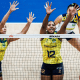 Julia Kudiess e Ana Cristina no bloqueio durante jogo entre Brasil e Canadá pela Liga das Nações de vôlei feminino (VNL)