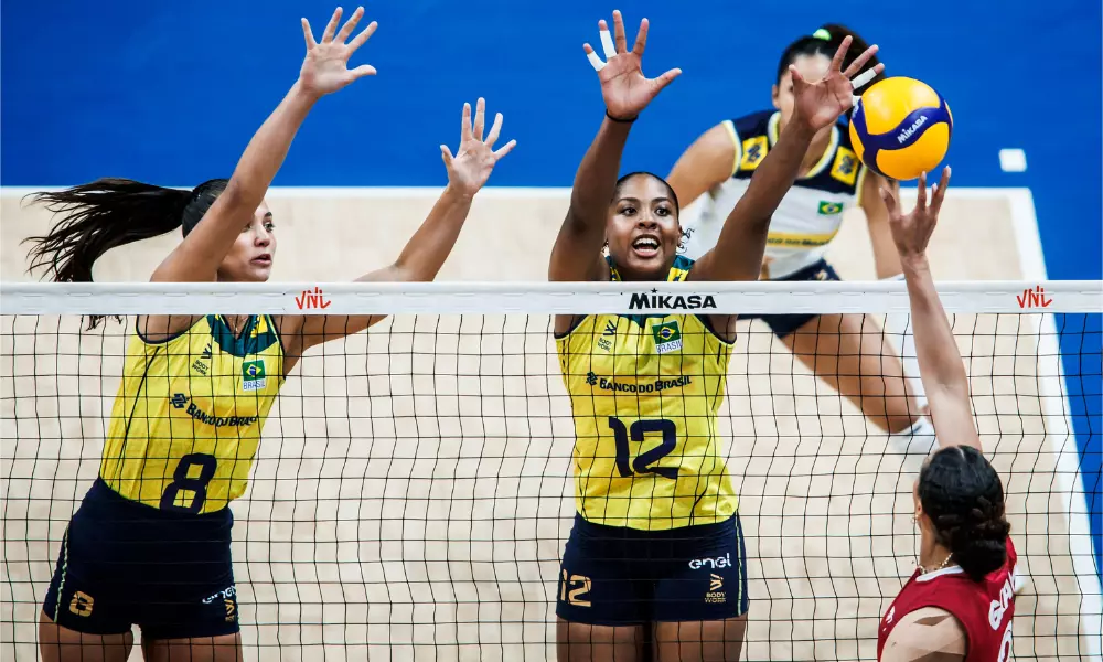 Julia Kudiess e Ana Cristina no bloqueio durante jogo entre Brasil e Canadá pela Liga das Nações de vôlei feminino (VNL)