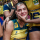 Julia Kudiess sendo amparada por companheiras após lesão em partida da VNL;
