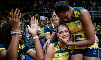 Júlia Kudiess sendo amparada por companheiras após lesão em partida da VNL;