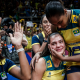 Júlia Kudiess sendo amparada por companheiras após lesão em partida da VNL;