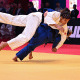 Luana Carvalho tenta golpe em adversária em luta do Grand Slam de Dushanbe de judô