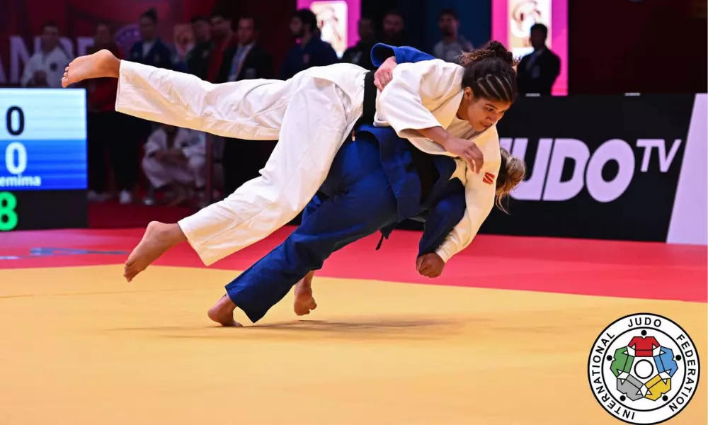 Luana Carvalho tenta golpe em adversária em luta do Grand Slam de Dushanbe de judô