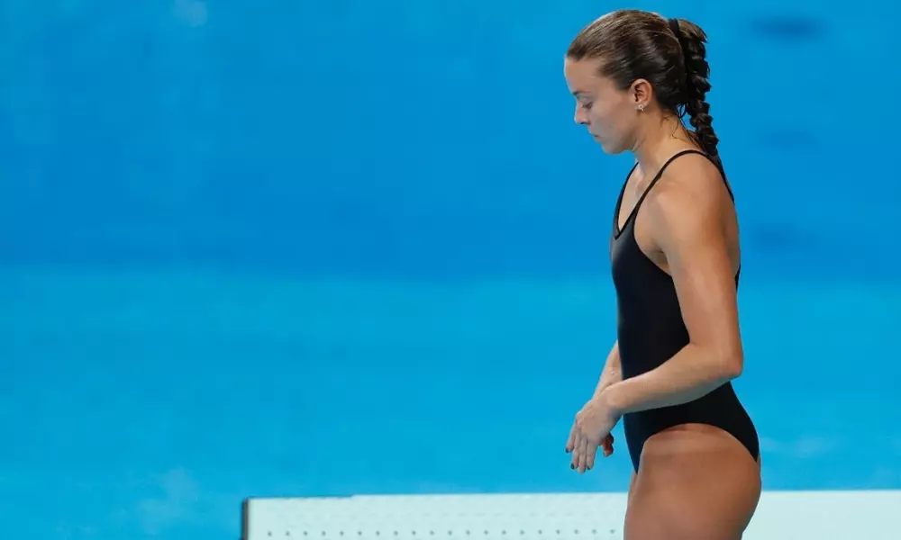 A atleta Luana Lira se preparando para saltar.