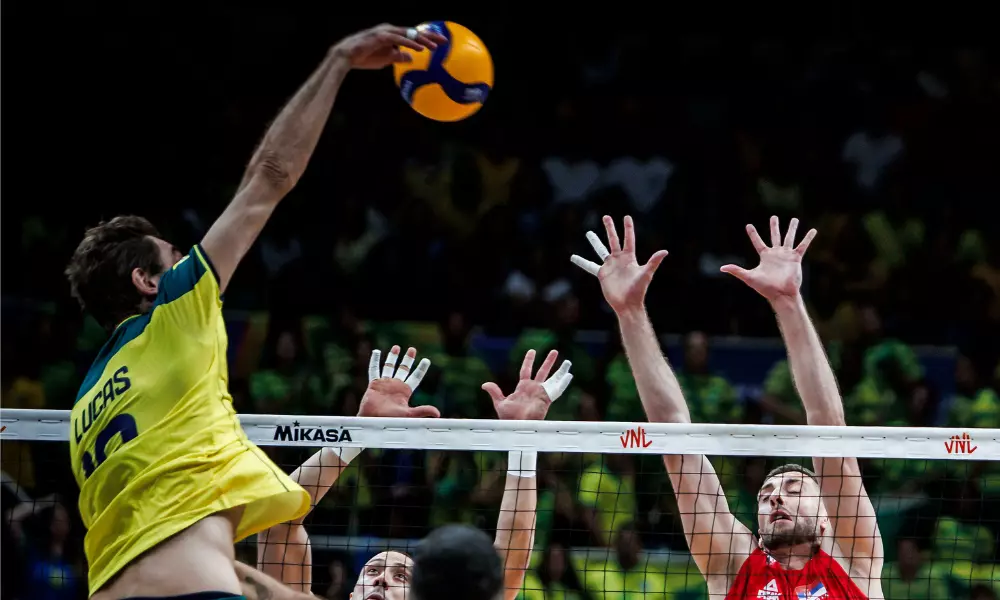 Lucão ataca contra bloqueio duplo da Sérvia na Liga das Nações de vôlei masculino
