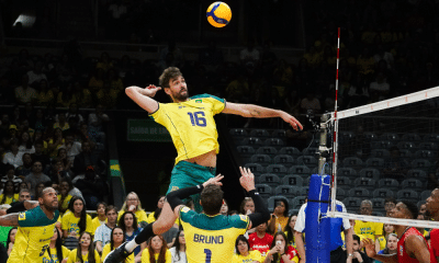 Lucão durante ação de ataque na Liga das Nações de vôlei masculino, a VNL; ele jogará contra a Sérvia, enquanto Lucarelli ficará de fora
