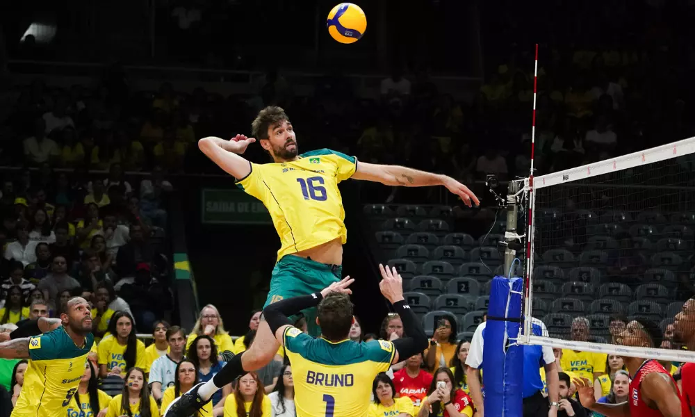 Lucão durante ação de ataque na Liga das Nações de vôlei masculino, a VNL; ele jogará contra a Sérvia, enquanto Lucarelli ficará de fora