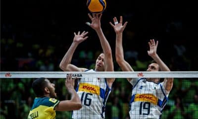 Lucarelli enfrenta o bloqueio no jogo entre Brasil e Itália pela Liga das Nações de vôlei masculino