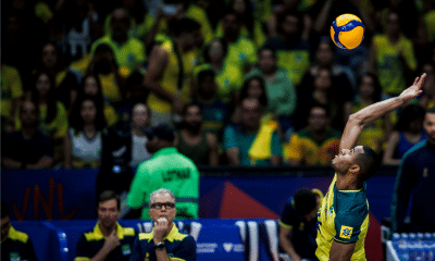 Lucarelli executa saque durante partida do Brasil contra a Argentina na VNL