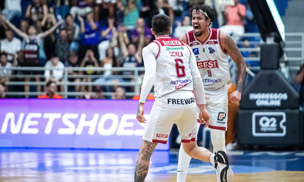 Lucas Dias e Scala vibrando em partida do Sesi Franca pela semifinal do NBB