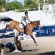 Na imagem, Mariana Frauches saltando obstáculo com seu cavalo.