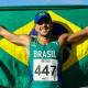 Matheus Correa com bandeira do Brasil após título da marcha atlética no Ibero-Americano de Atletismo