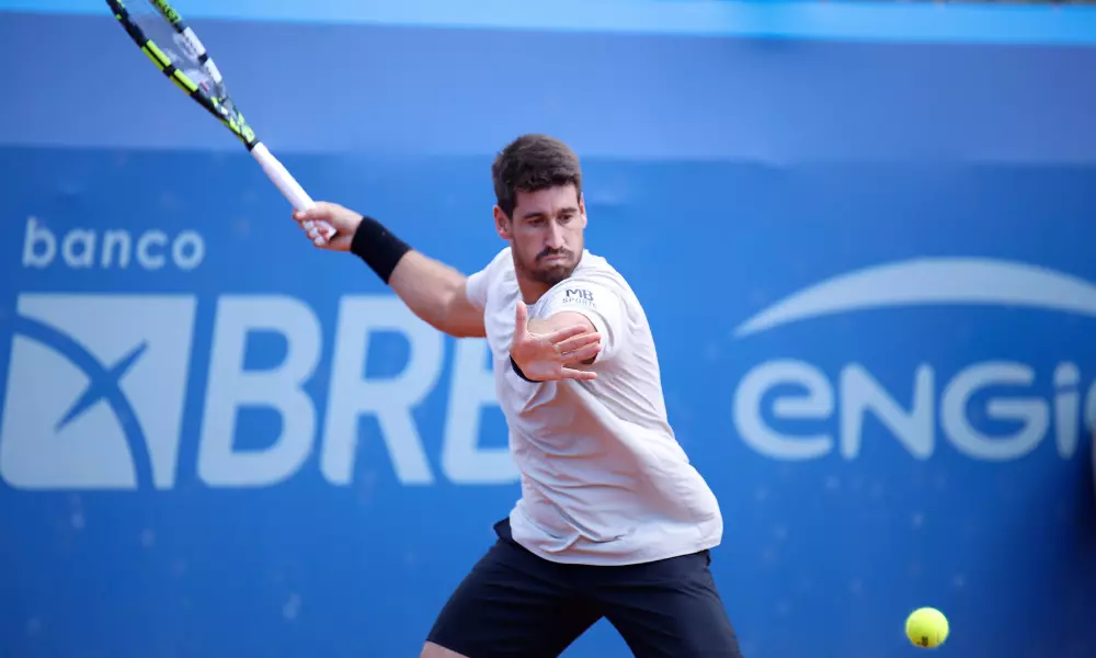 Orlando Luz em movimento de forehand durante o Challenger de Cagliari, australian open, brasileiro