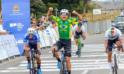 Otávio Gonzeli vibra após cruzar a linha de chegada no Pan-Americano de ciclismo de estrada