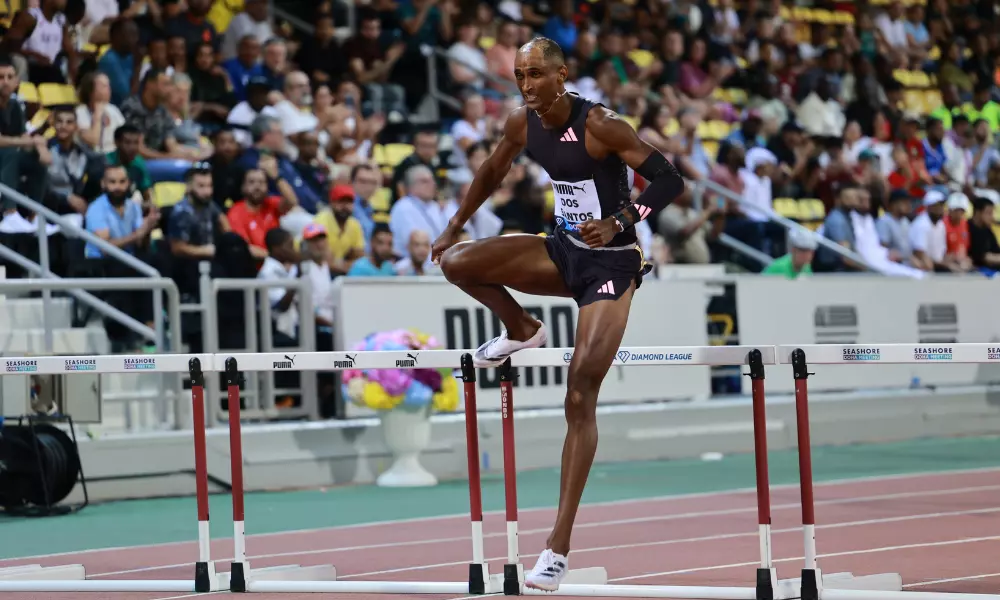 Alison dos Santos, o Piu, corre em etapa da Diamond League nos 400m com barreiras