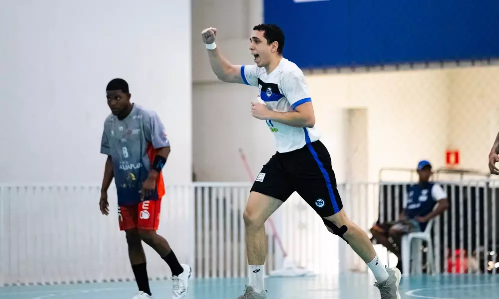 Jogador do Pinheiros no Sul-Centro Americano de handebol masculino