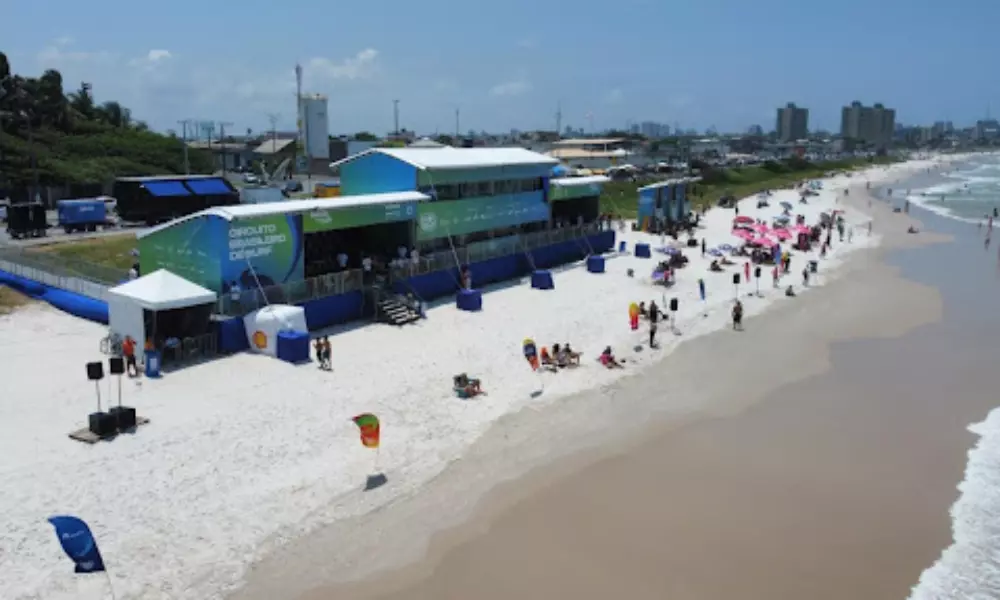Praia de Porto de Galinhas preparada para etapa do Dream Tour de surfe