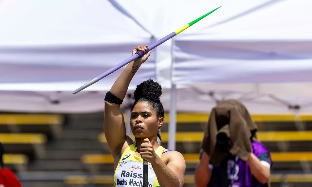 Raissa Rocha Machado durante prova do lançamento do dardo no Mundial de atletismo paralímpico em Kobe; ela foi ouro e se garantiu em Paris-2024