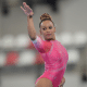 Rebeca Andrade, de collant rosa durante apresentação do solo antes dos Jogos Olímpicos de Paris-2024