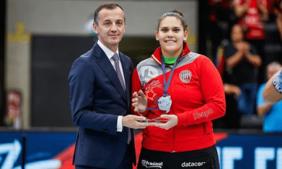 Renata Arruda recebendo o troféu de MVP das finais