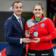 Renata Arruda recebendo o troféu de MVP das finais