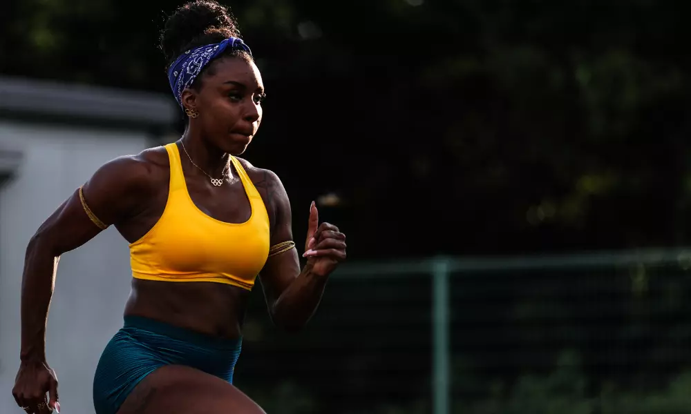 Rosângela Santos se aquecendo antes de competir; a velocista, medalhista olímpica em Pequim-2008; criticou a CBAt pela falta de planejamento no Mundial de Revezamentos