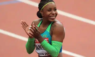 Rosângela Santos comemorando em uma competição de atletismo