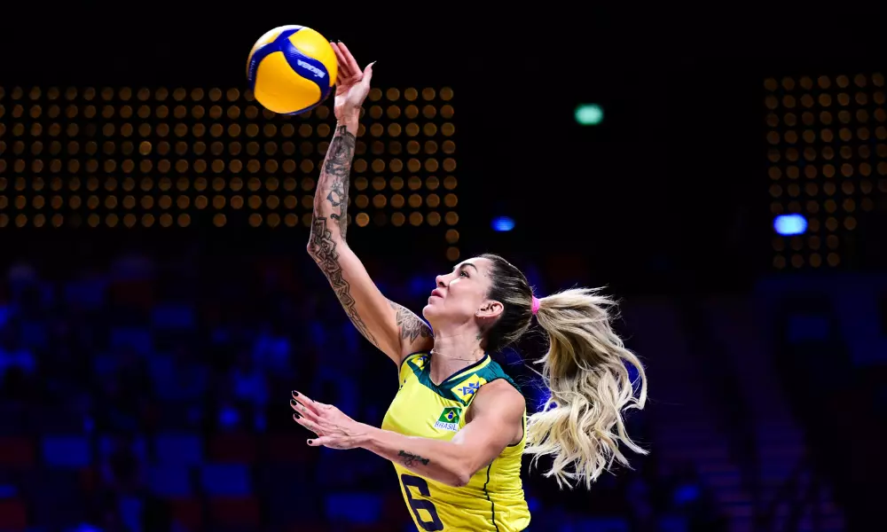 Thaisa executando movimento de saque na VNL