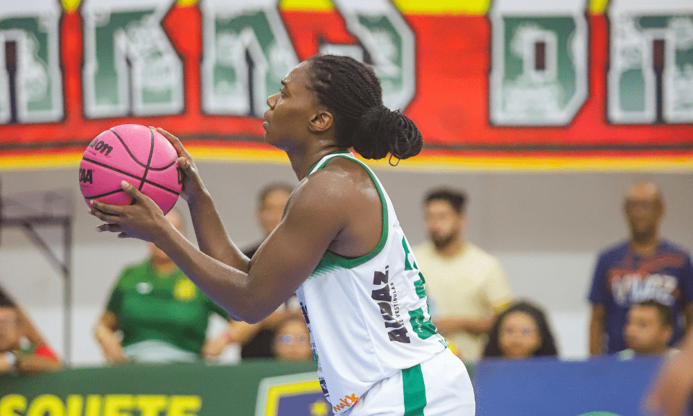 Trinity Baptiste arremessando em Sampaio Basquete x Corinthians pela LBF