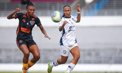 Na imagem, jogadora da UDA correndo para o ataque com defensora do Remo marcando.