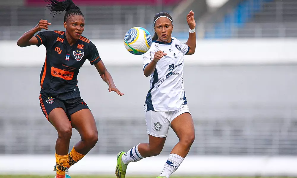 Na imagem, jogadora da UDA correndo para o ataque com defensora do Remo marcando.