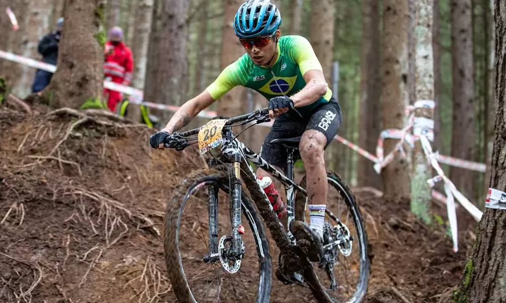 Ulan Galinski disputando a Copa do Mundo de MTB, mountain bike, paris-2024, cross country