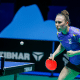 Victoria Strassburger se posiciona para receber saque no WTT Contender do Rio de Janeiro